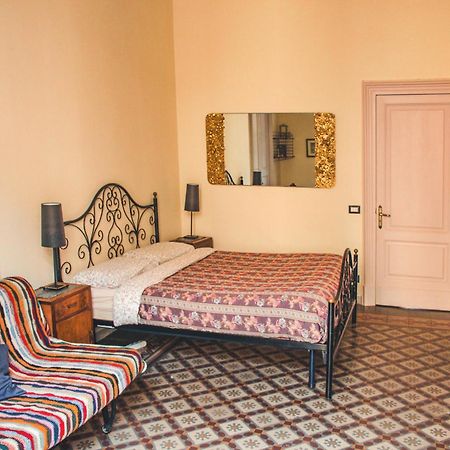 Casa Verdi - House Of Travelers Катания Экстерьер фото