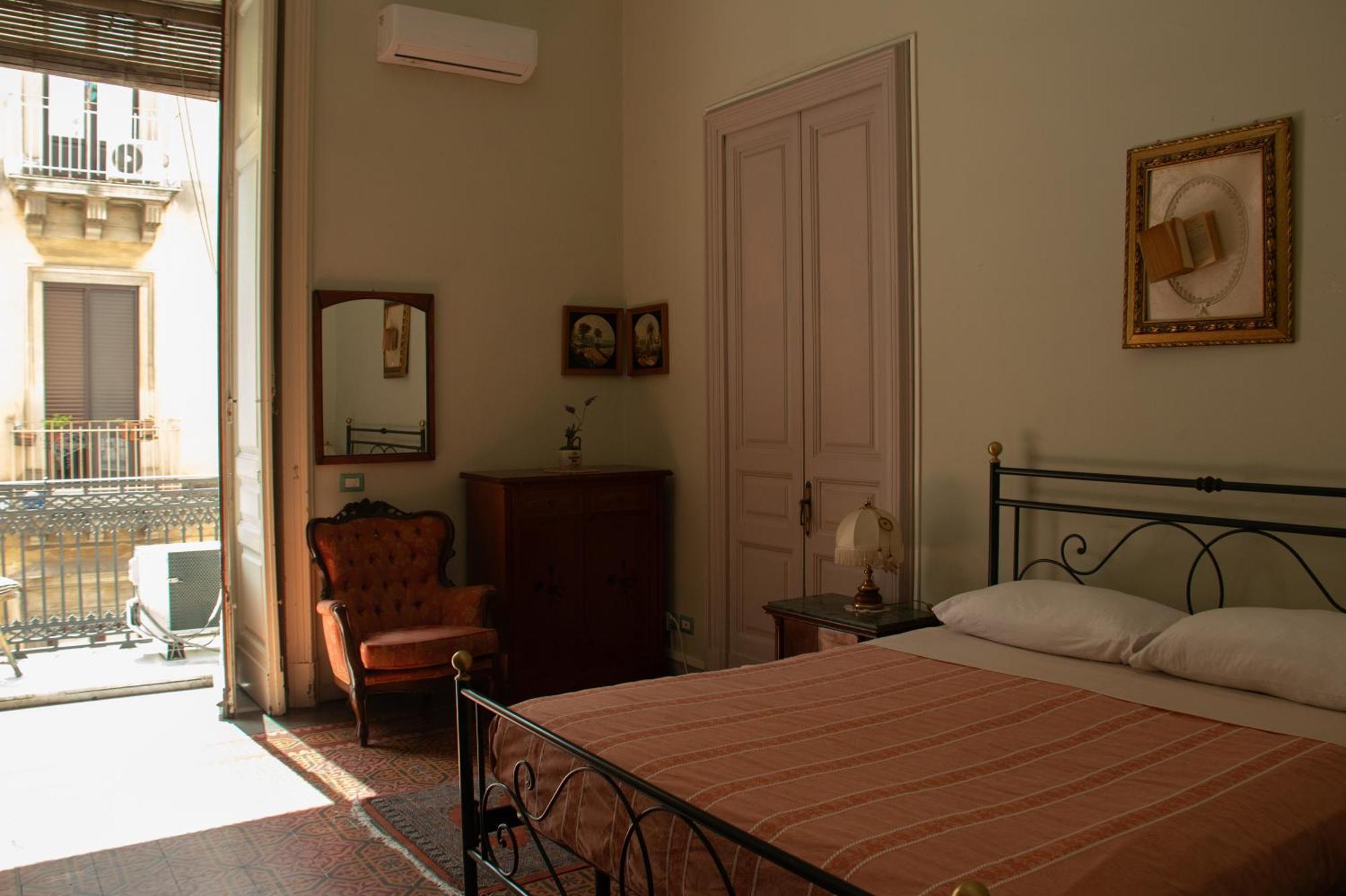Casa Verdi - House Of Travelers Катания Экстерьер фото