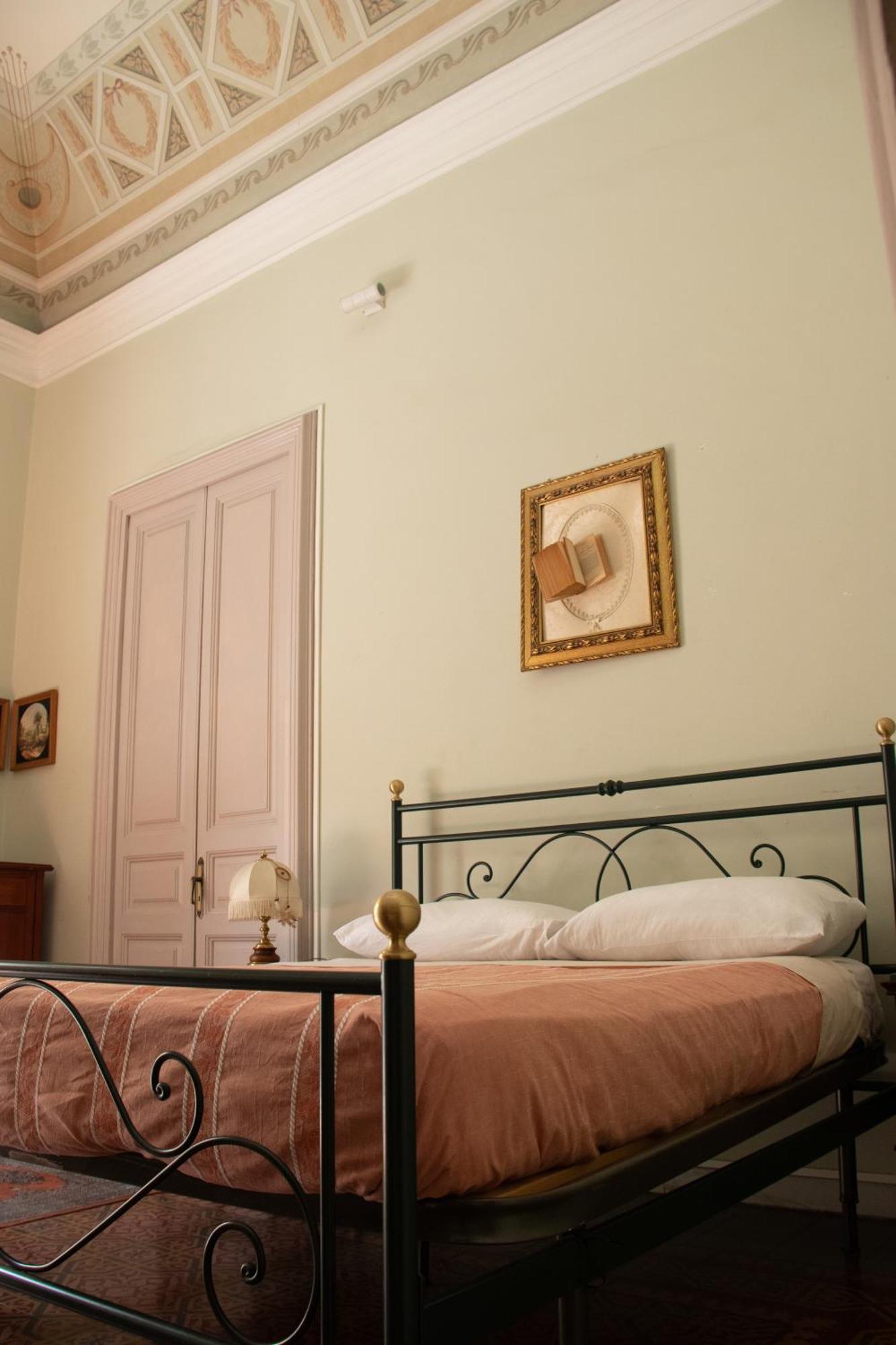 Casa Verdi - House Of Travelers Катания Экстерьер фото