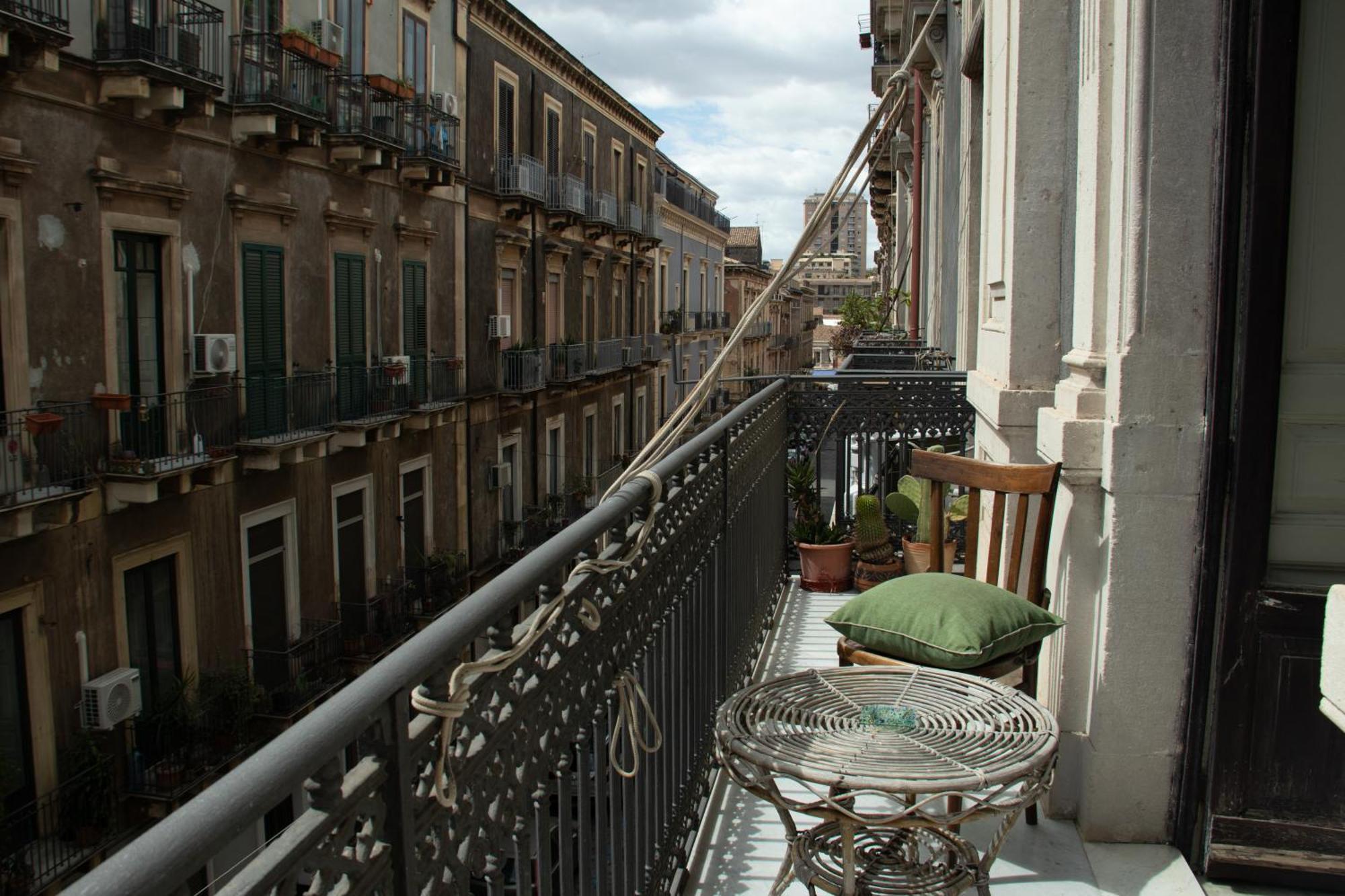 Casa Verdi - House Of Travelers Катания Экстерьер фото